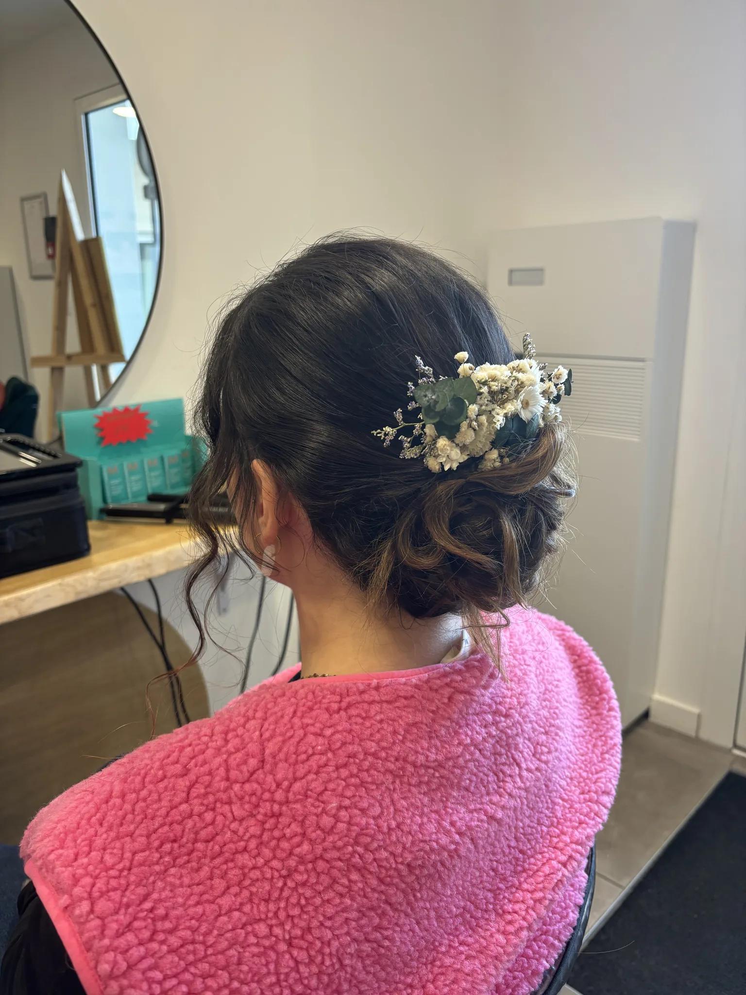 Chignon mariée naturel avec mèches encadrant le visage