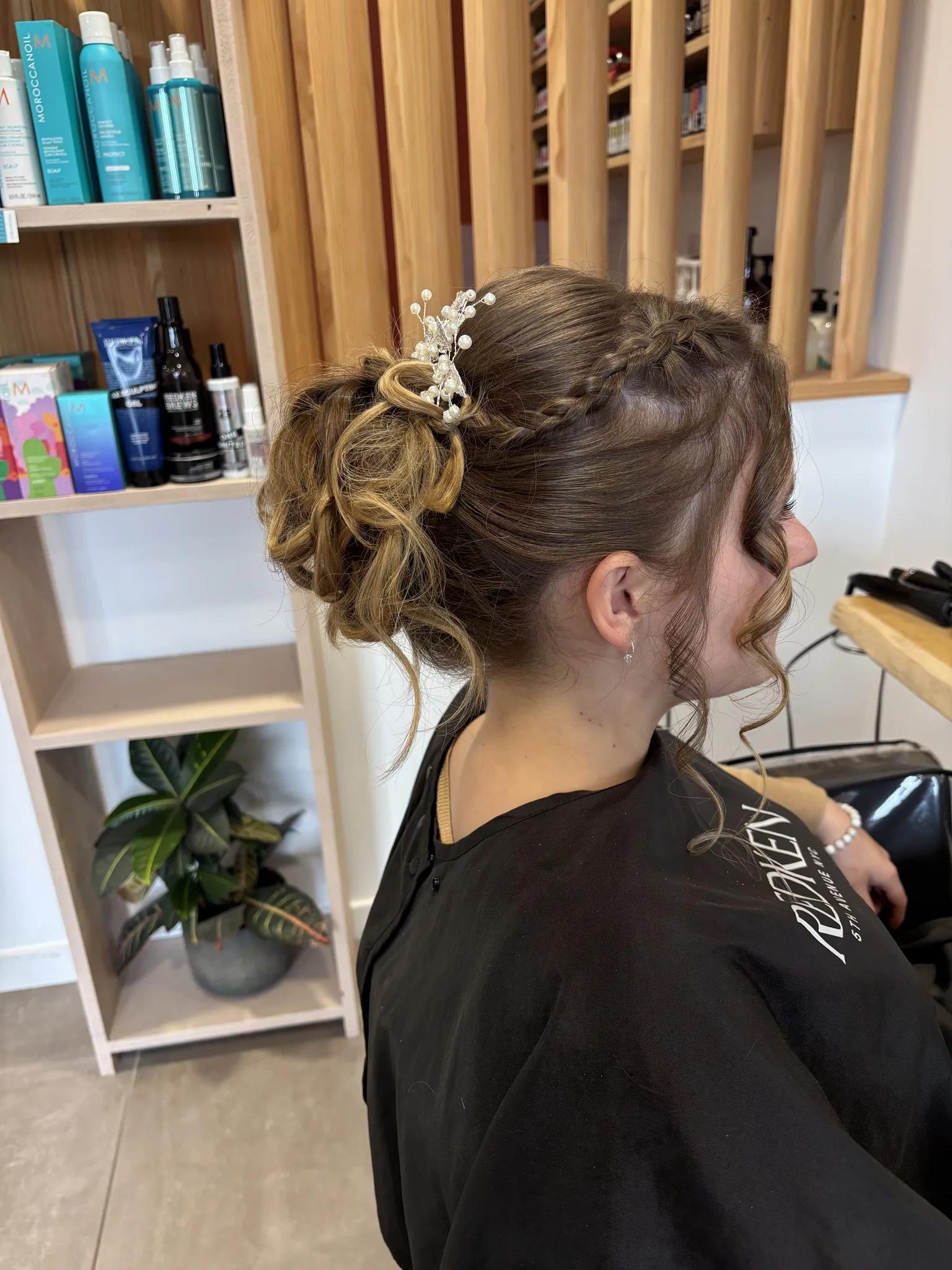Coiffure invitée mariage cheveux longs ondulés