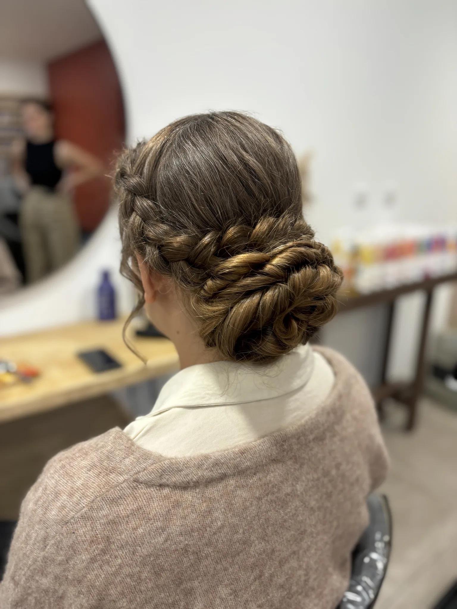 Coiffure mariée tressée avec accessoire floral