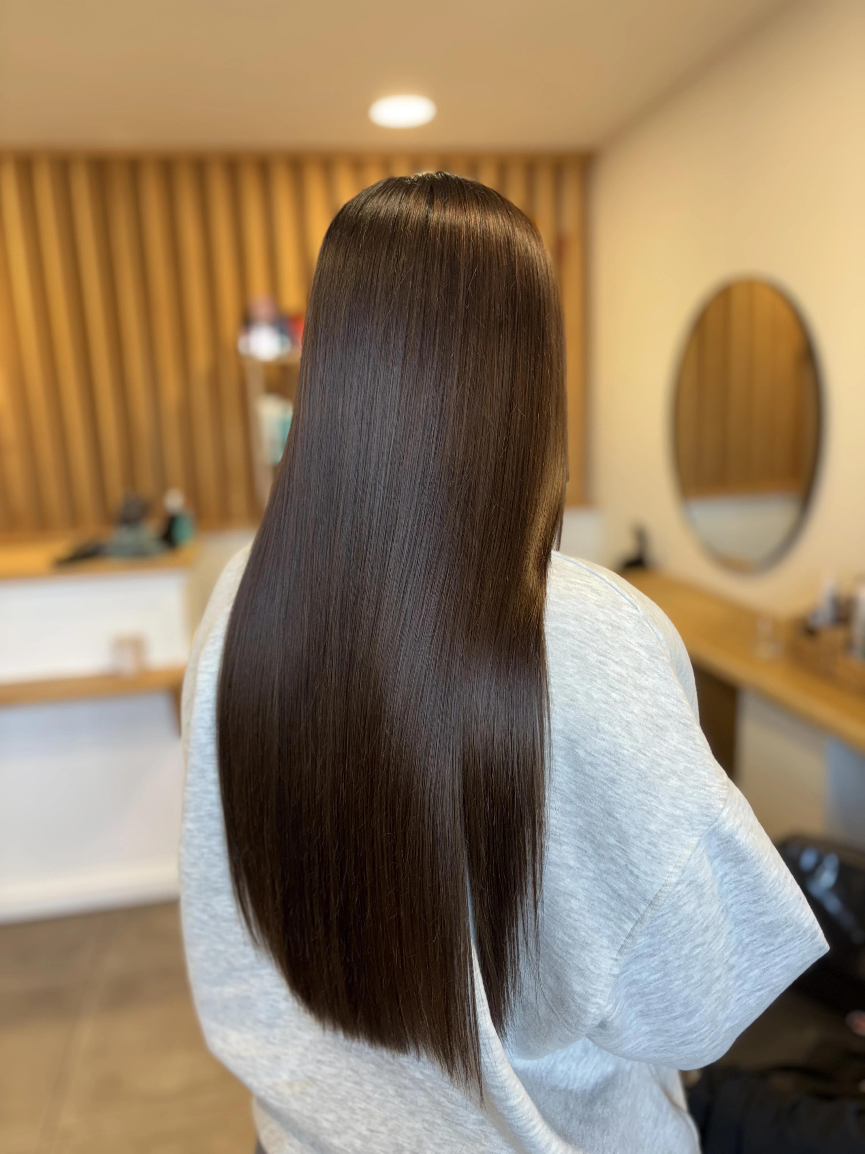 Coloration châtain reflets caramel — réalisation salon