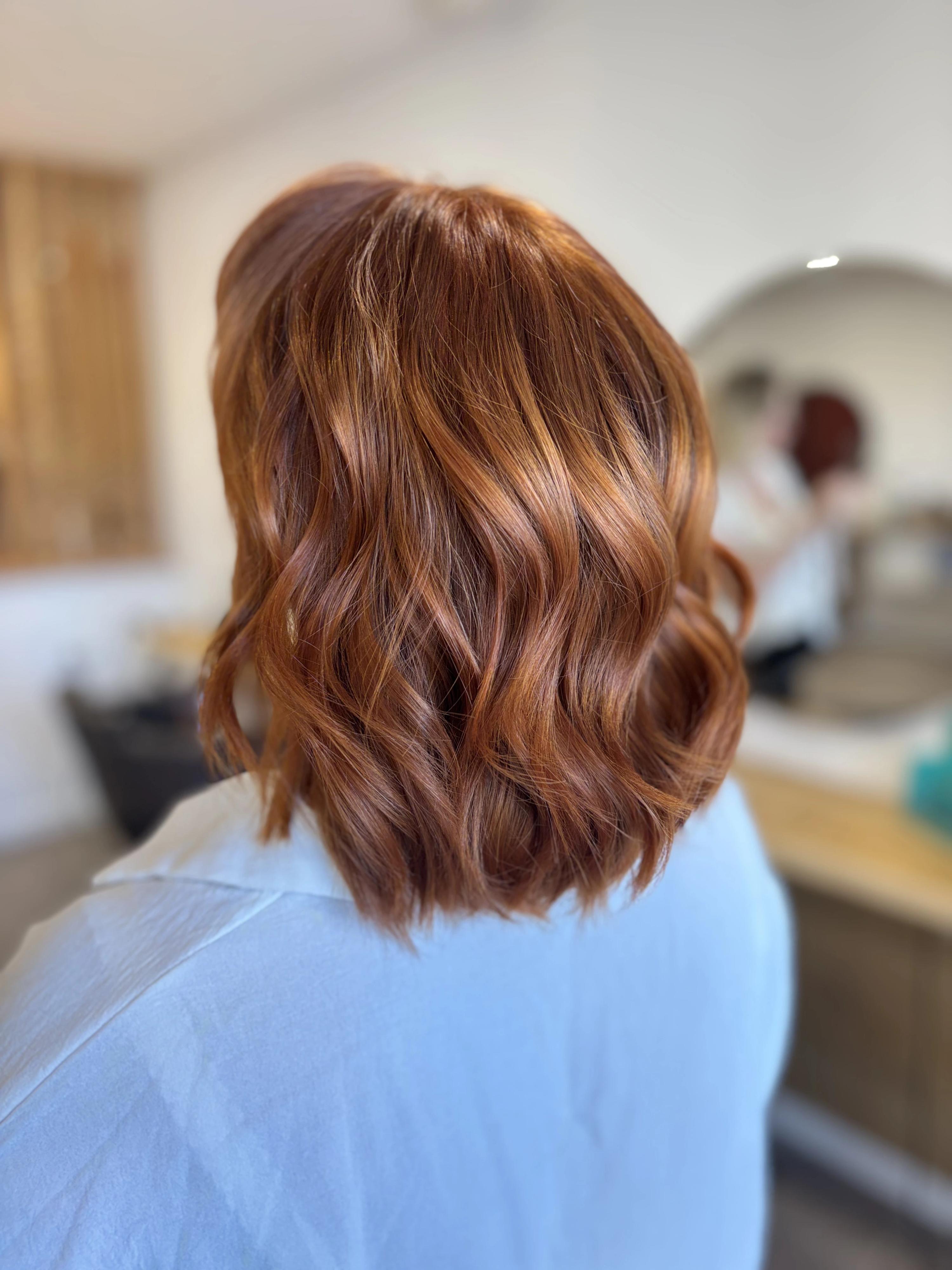 Coloration blonde dorée cheveux mi-longs
