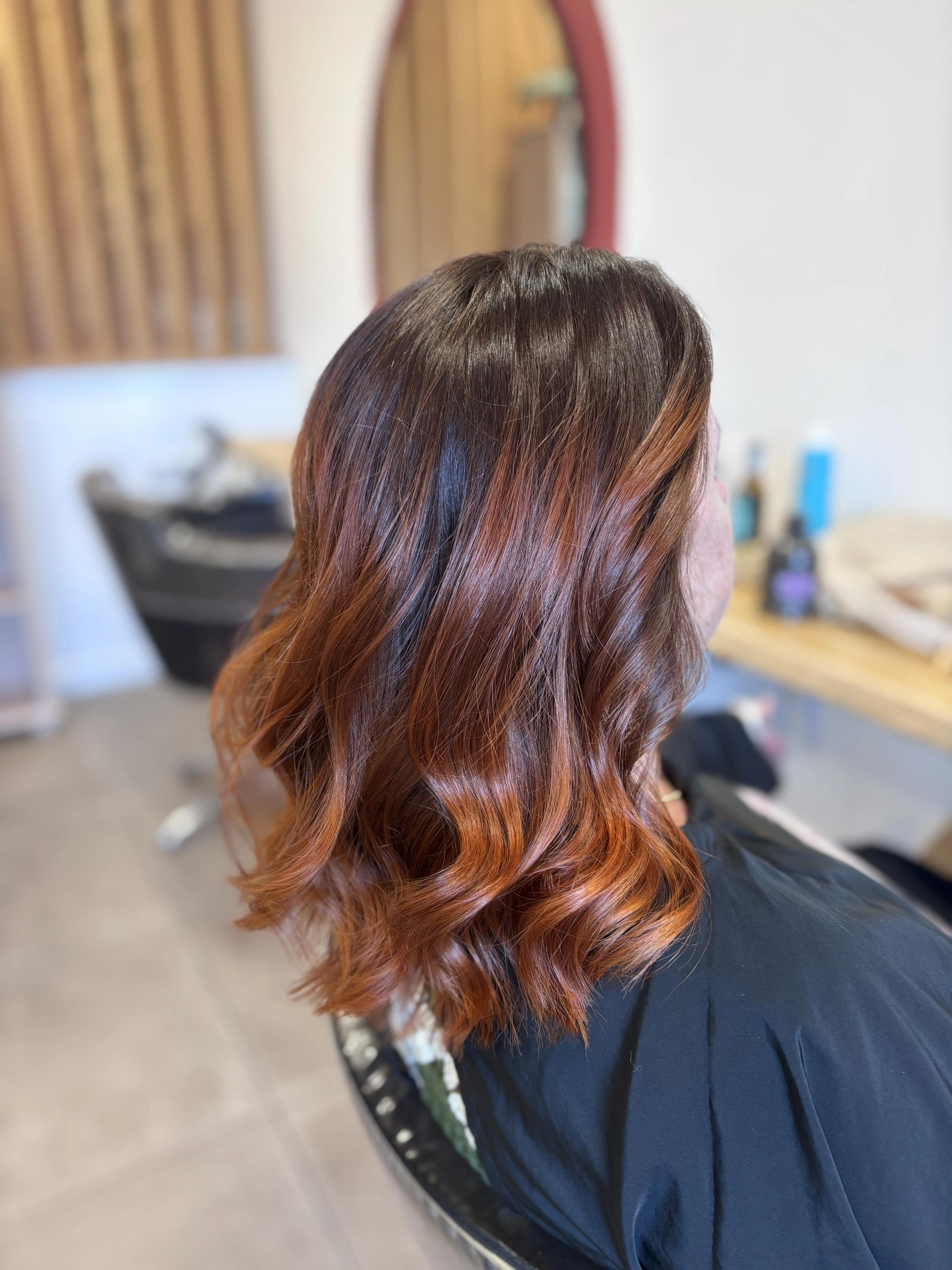 Coloration blonde chaude cheveux mi-longs