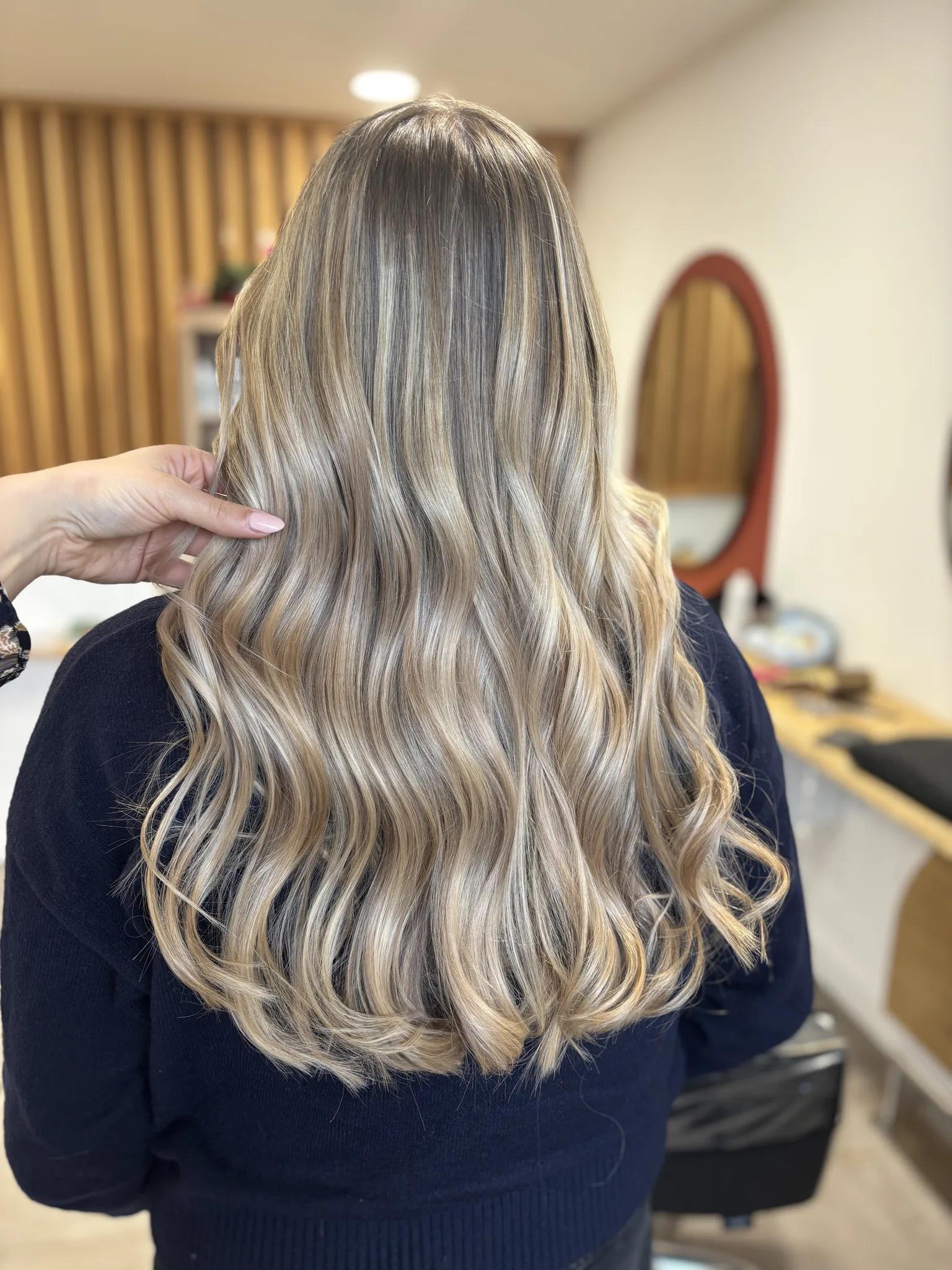Balayage blond naturel cheveux longs ondulés
