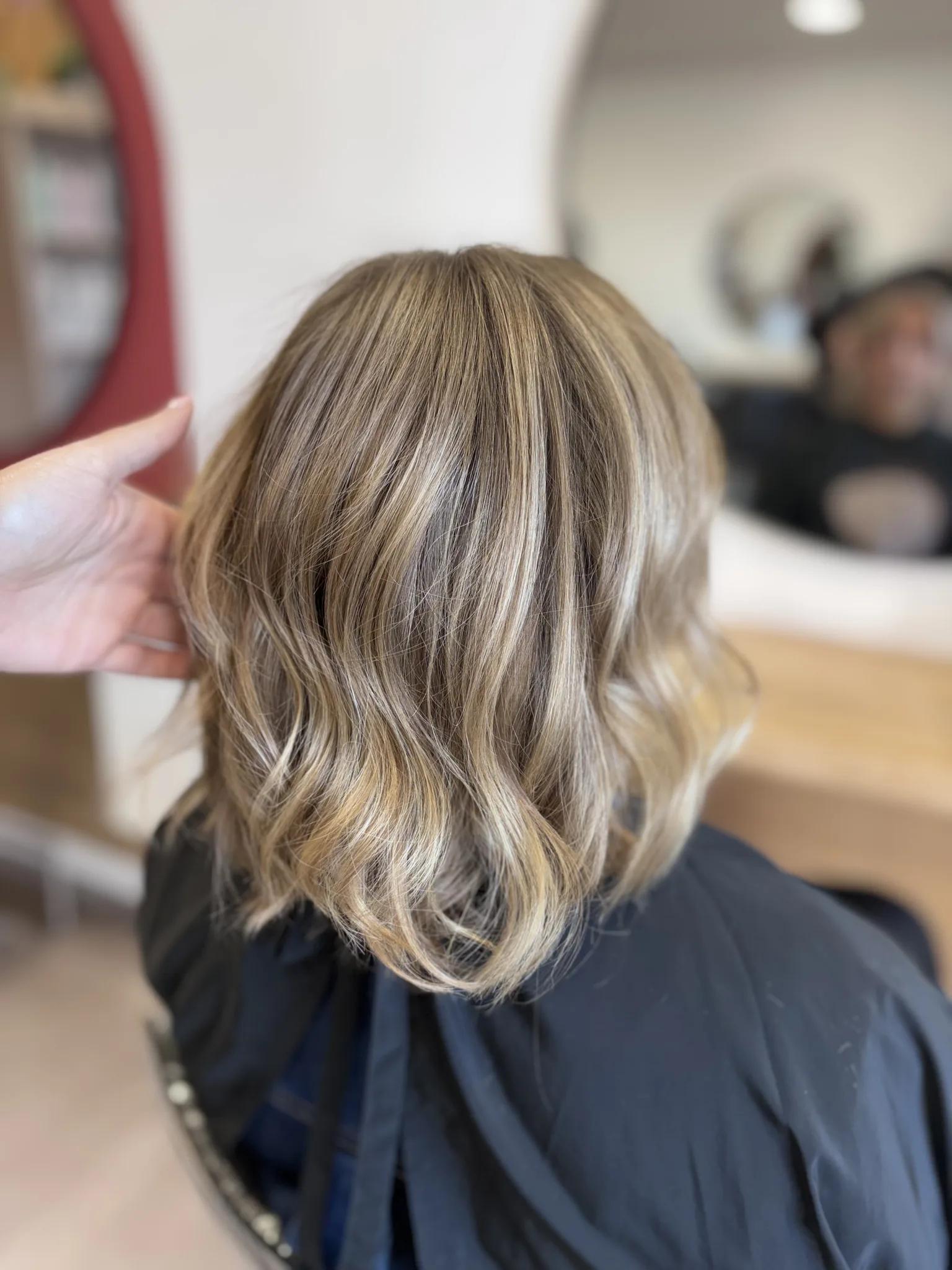 Mèches blondes lumineuses cheveux longs — Saint-Geours-de-Maremne