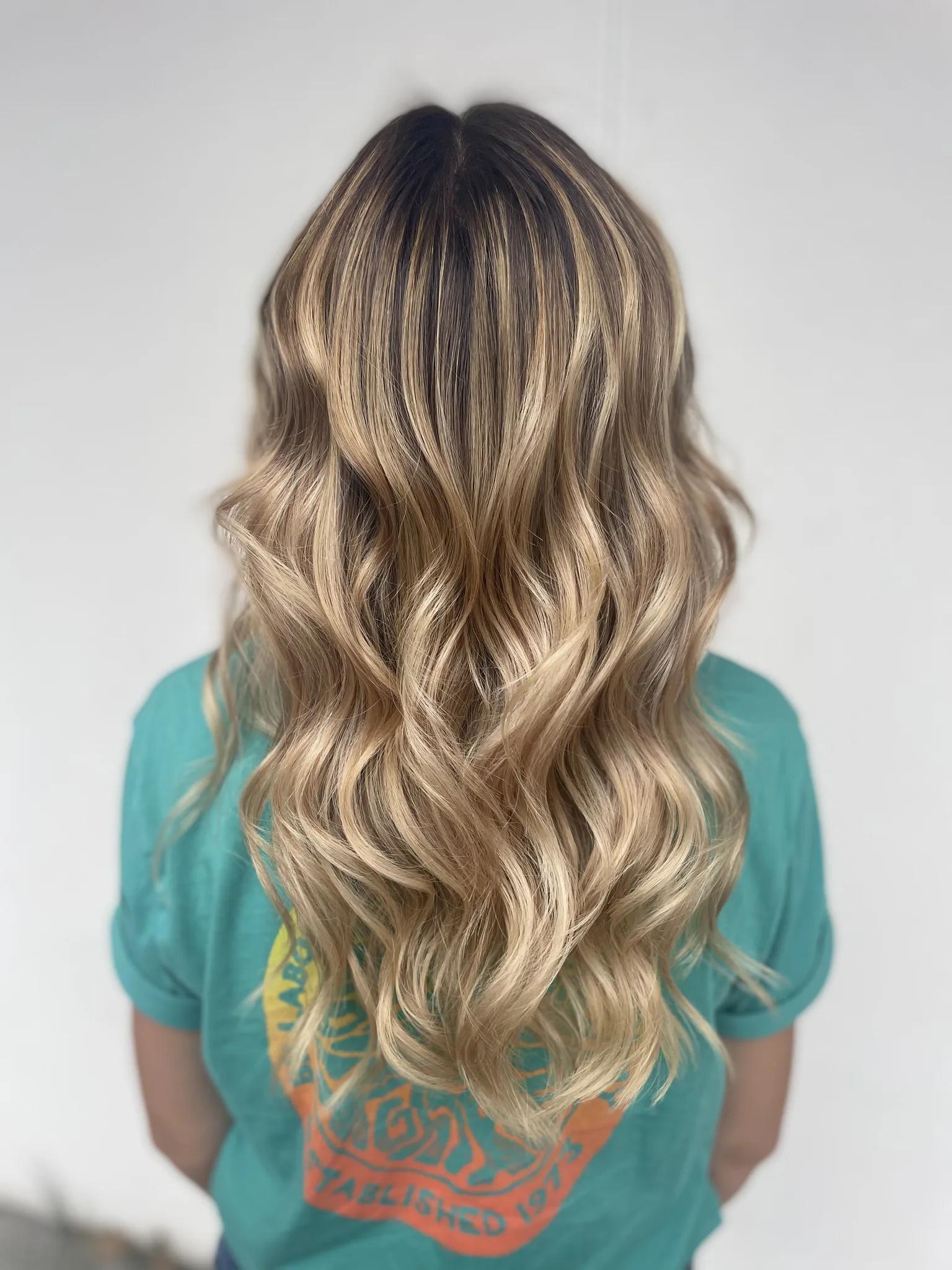 Mèches caramel sur base brune — réalisation salon de coiffure Landes