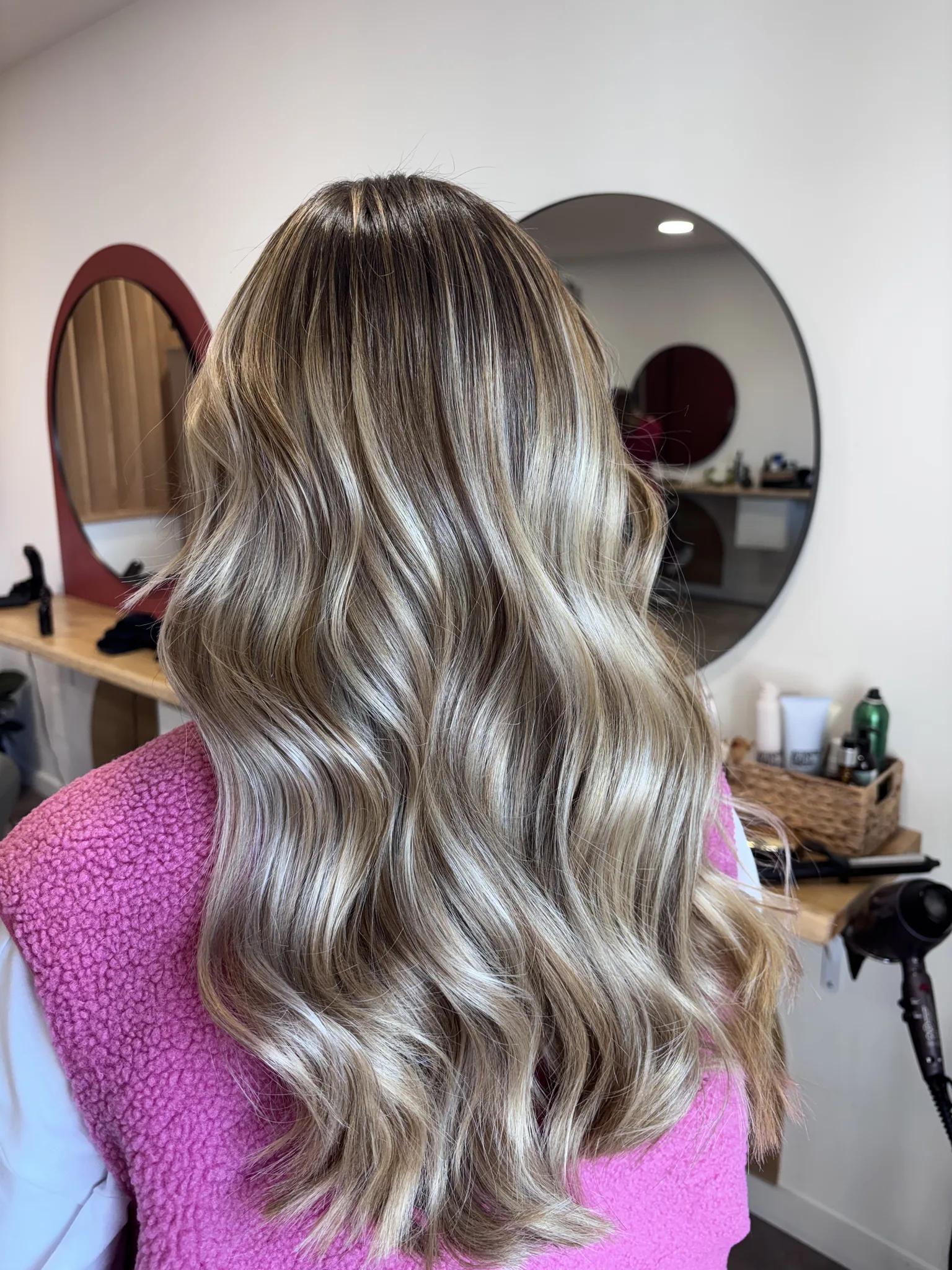 Balayage blond doré cheveux mi-longs ondulés