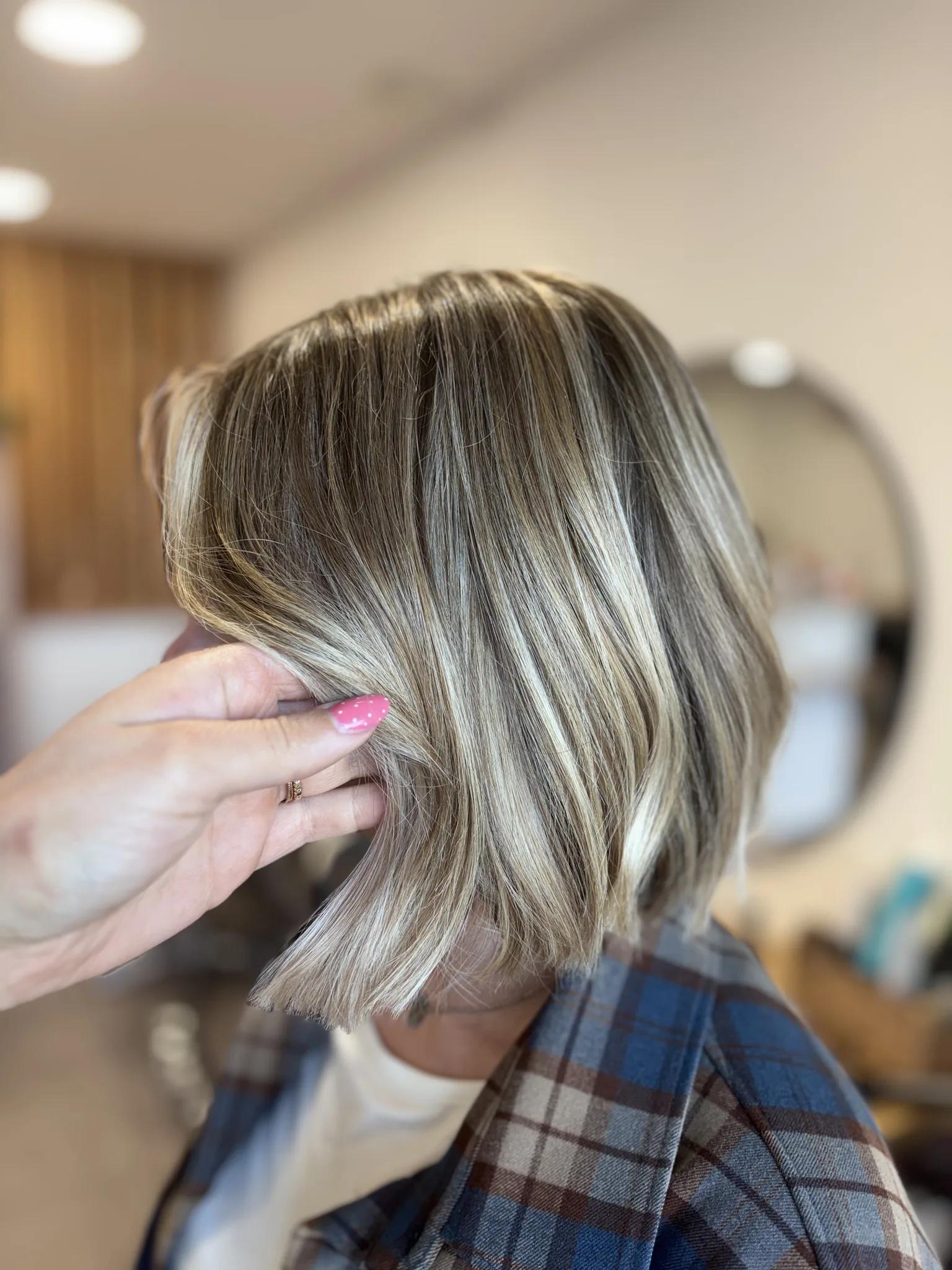 Mèches blondes douces sur cheveux longs — salon L.Authentique