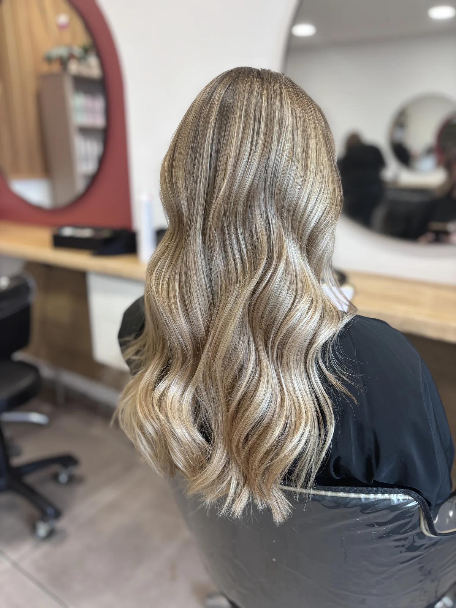 Mèches blondes effet sun-kissed sur cheveux longs