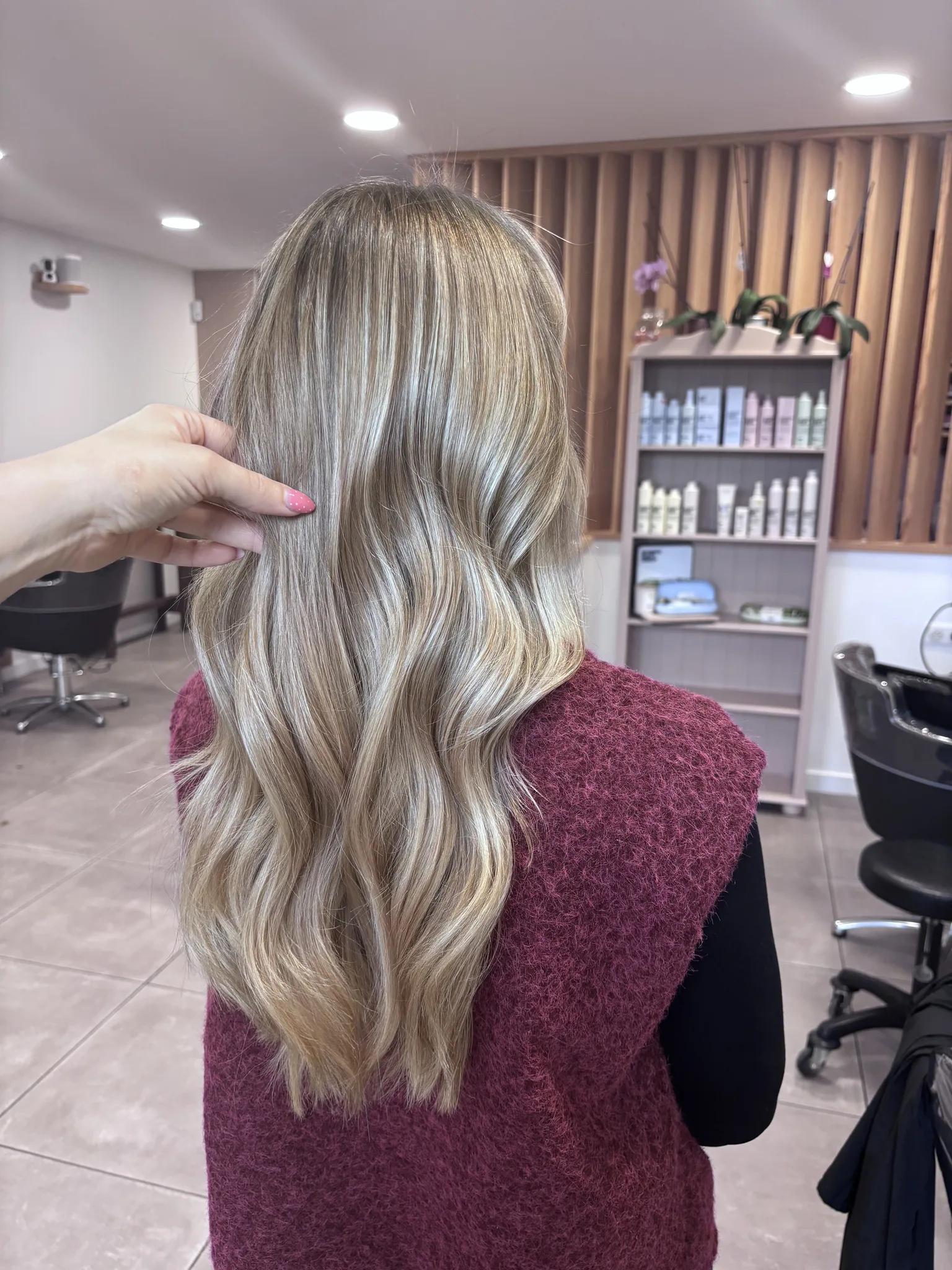 Mèches blondes naturelles sur cheveux longs — L.Authentique Saint-Geours-de-Maremne